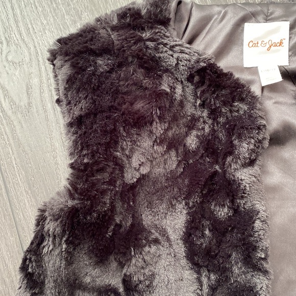 Cat & Jack Faux Fur Black Cropped Vest - Picture 4 of 5
